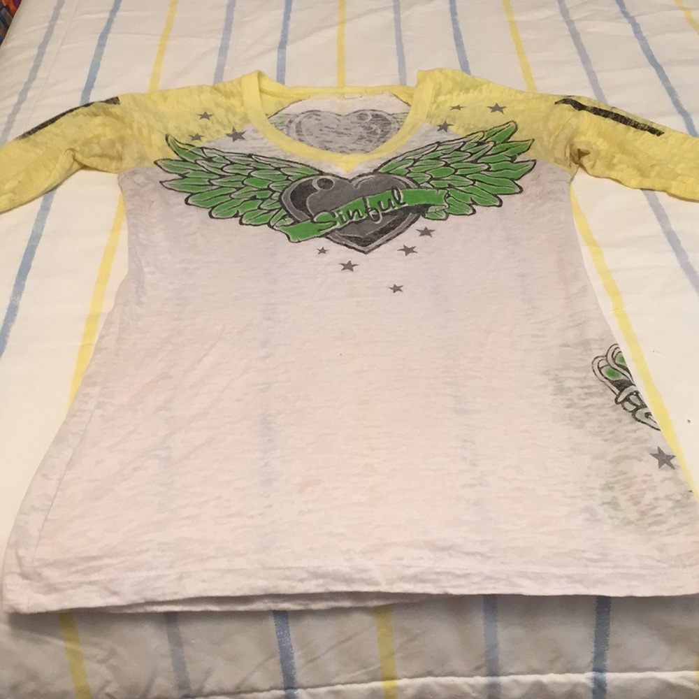 V-neck quarter sleeve shirt